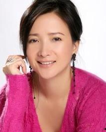 演员何晴,从青涩少女到优雅熟女，演艺生涯的多面风采